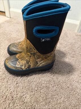 OAKI Kids Black and Blue Waterproof Pull-On Rain Boots with Gold Marble Pattern